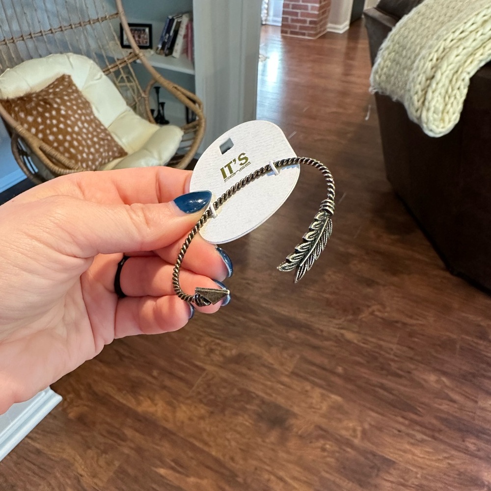 NWT Arrow Bracelet